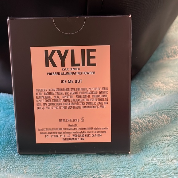 Kylie Kylighter pressed illuminating powder in Ice Me Out - Picture 2 of 4